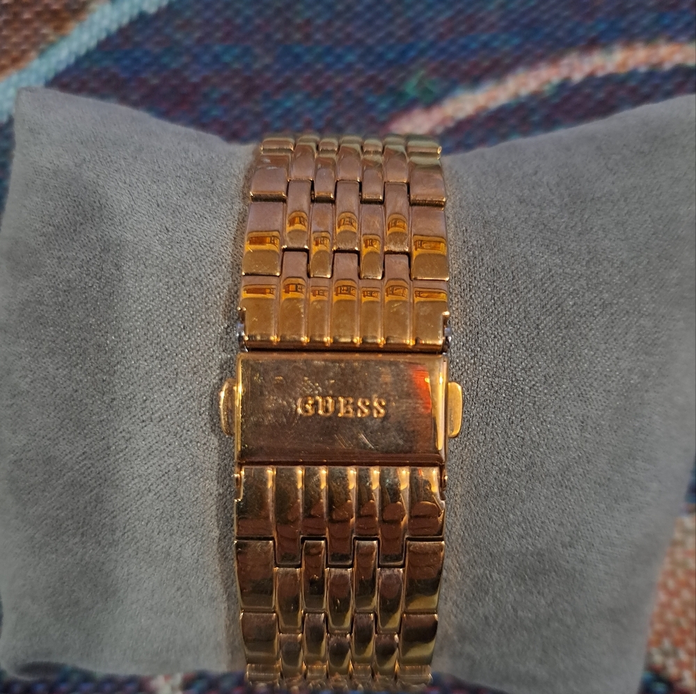 🌈GUESS WATCH IN ROSE GOLD - Picture 2 of 9